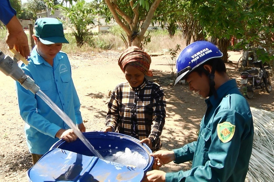 Nước sạch được các đoàn viên, thanh niên xã Xuân Hòa chở đến tận nhà cho đồng bào dân tộc S'Tiêng ở sóc Ba Buông, tỉnh Đồng Nai. (Ảnh: Lê Xuân/TTXVN)