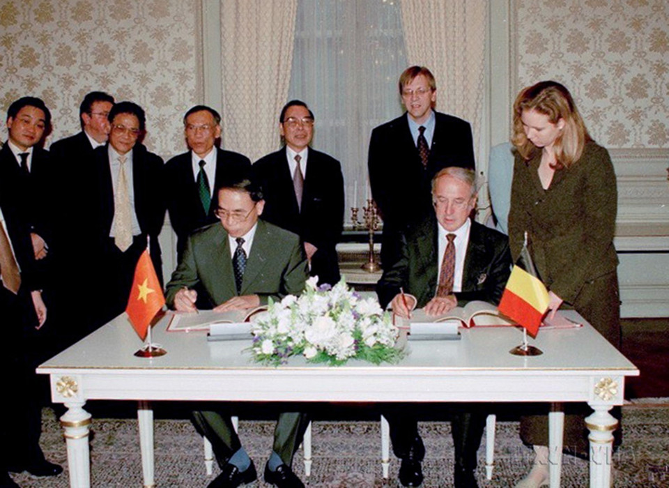 Ngày 25/9/2002, tại thủ đô Brussels, Thủ tướng Phan Văn Khải và Thủ tướng Bỉ Guy Verhofstadt chứng kiến lễ ký Hiệp định hợp tác Khoa hoc-Công nghệ Việt Nam-Bỉ. (Ảnh: Đức Tám/TTXVN)