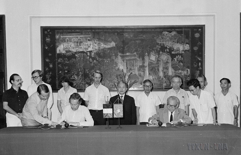 Lễ ký Hiệp định khung về hợp tác Kinh tế, Công nghiệp, Kỹ thuật và Hiệp định khung về hợp tác Kỹ thuật đường sắt giữa Việt Nam và Vương quốc Bỉ dưới sự chứng kiến của Phó Thủ tướng Lê Thanh Nghị (Hà Nội, 11/10/1977). (Ảnh: Thế Trung/TTXVN)