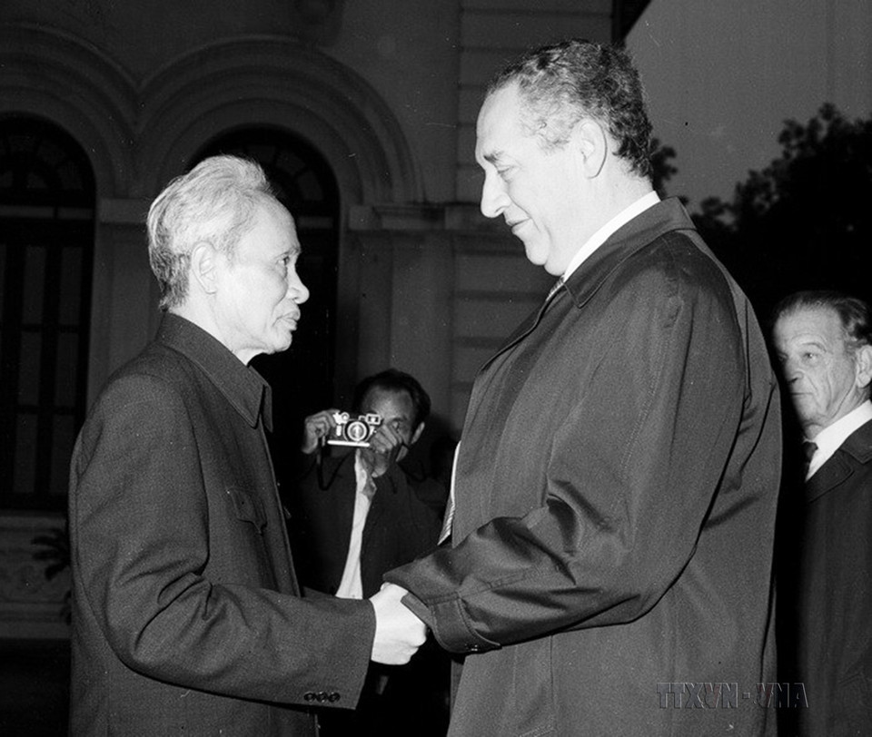 Chủ tịch Hội đồng Bộ trưởng Phạm Văn Đồng tiếp Đoàn đại biểu Đảng Cộng sản Bỉ do ông Louis Van Geyt, Chủ tịch Đảng dẫn đầu, thăm hữu nghị Việt Nam (Hà Nội, 3/1/1982). (Ảnh: Xuân Lâm/TTXVN)