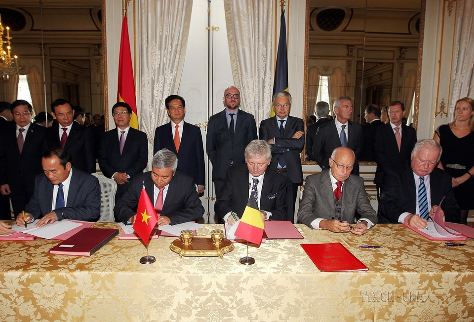 Ngày 13/10/2014, tại Brussels, Thủ tướng Nguyễn Tấn Dũng và Thủ tướng Bỉ Charles Michel chứng kiến Lễ ký Bản ghi nhớ hợp tác xúc tiến đầu tư dự án khu công nghiệp cảng cửa ngõ quốc tế Hải Phòng. (Ảnh: Đức Tám/TTXVN)