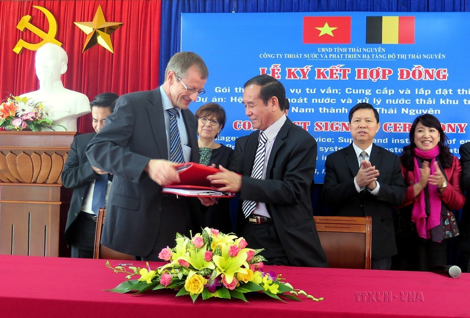 Lễ ký kết hợp đồng gói thầu Dịch vụ tư vấn, cung cấp và lắp đặt thiết bị thuộc Dự án hệ thống thoát nước và xử lý nước thải khu trung tâm phía Nam thành phố Thái Nguyên (tỉnh Thái Nguyên) giữa nhà thầu Sodraep (Bỉ) với Công ty TNHH Một thành viên Thoát nước và phát triển hạ tầng đô thị Thái Nguyên, ngày 1/12/2015. (Ảnh: Lan Anh/TTXVN)
