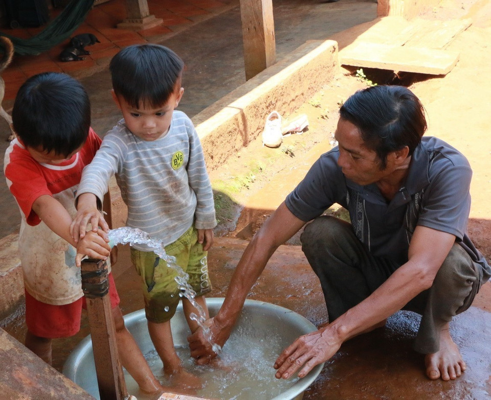 Người dân sử dụng nước sạch tại thôn Bù Rên, xã Bù Gia Mập, huyện Bù Gia Mập, tỉnh Bình Phước. (Ảnh: K GỬIH/TTXVN)