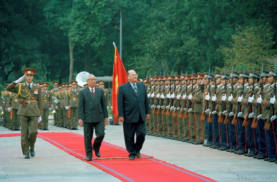 Thủ tướng Võ Văn Kiệt chủ trì lễ đón Thủ tướng Bỉ Jean-Luc Dehaene thăm hữu nghị chính thức Việt Nam từ ngày 7-9/3/1996. (Ảnh: Minh Đạo/TTXVN)