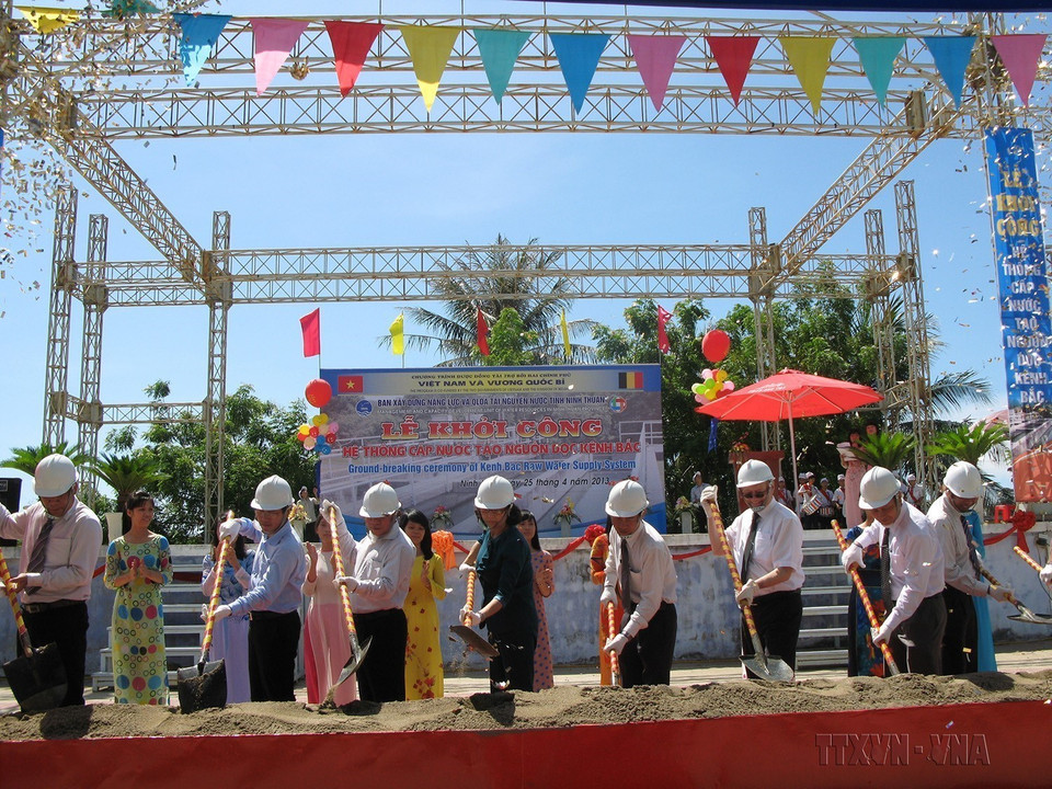 Lễ khởi công xây dựng hệ thống cấp nước tạo nguồn dọc kênh Bắc - công trình trọng điểm của tỉnh Ninh Thuận, do Vương quốc Bỉ tài trợ thông qua Dự án "Nâng cao năng lực và quản lý nguồn nước và cung cấp dịch vụ công tỉnh Ninh Thuận (Ninh Thuận, 25/4/2013). (Ảnh: Đức Ánh/TTXVN)