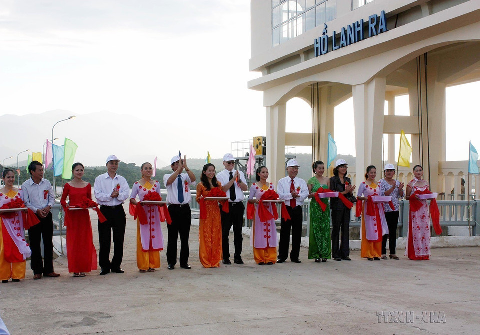 Ngày 10/12/2012, tỉnh Ninh Thuận và Cơ quan Hợp tác Phát triển Vương quốc Bỉ (BTC) tổ chức khánh thành hồ chứa nước Lanh Ra trên địa bàn xã Phước Vinh, huyện Ninh Phước. Công trình do Vương quốc Bỉ tài trợ với tổng vốn đầu tư 210,3 tỷ đồng. (Ảnh: Công Thử/TTXVN)