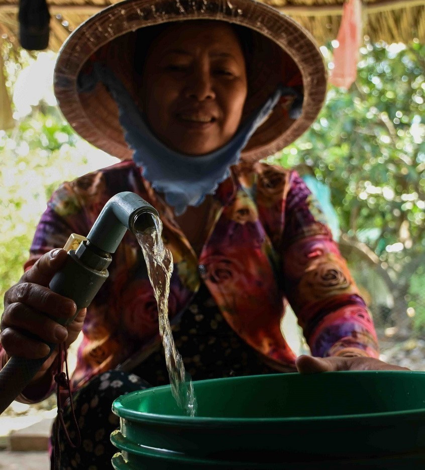 Sản xuất và sinh hoạt của người dân nông thôn Cà Mau phụ thuộc vào nước mưa và nước ngầm. (Ảnh : Huỳnh Thế Anh/TTXVN)
