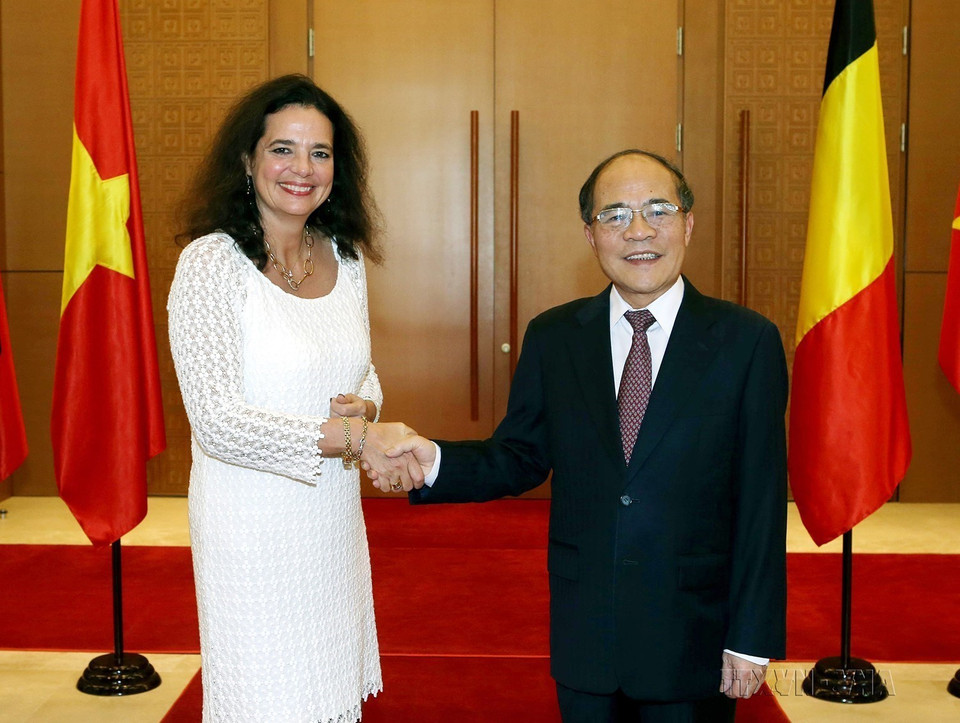 Chủ tịch Quốc hội Nguyễn Sinh Hùng đón và hội đàm với bà Christine Defraigne, Chủ tịch Thượng viện Vương quốc Bỉ thăm chính thức Việt Nam (Hà Nội, 3/11/2015). (Ảnh: Nhan Sáng/TTXVN)