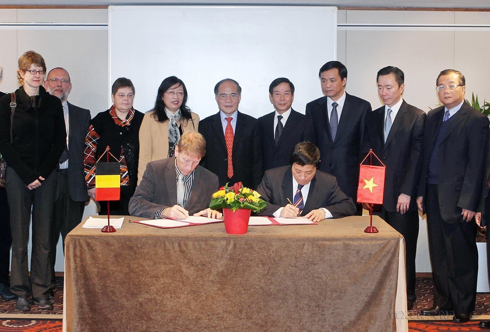 Ngày 6/12/2011, tại thủ đô Brussels (Bỉ), Chủ tịch Quốc hội Nguyễn Sinh Hùng chứng kiến lễ ký thỏa thuận hợp tác, đào tạo giữa Đại học Quốc gia Hà Nội và Đại học Vrije Brussels. (Ảnh: Nhan Sáng/TTXVN)