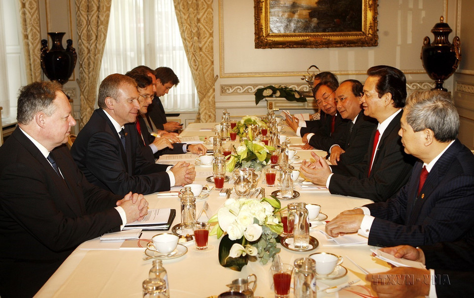 Nhân dịp tham dự Hội nghị cấp cao Á - Âu lần thứ 8 (ASEM 8) tại Brussels, ngày 4/10/2010, Thủ tướng Nguyễn Tấn Dũng gặp song phương Thủ tướng Bỉ Yves Leterme. (Ảnh: Đức Tám/TTXVN)