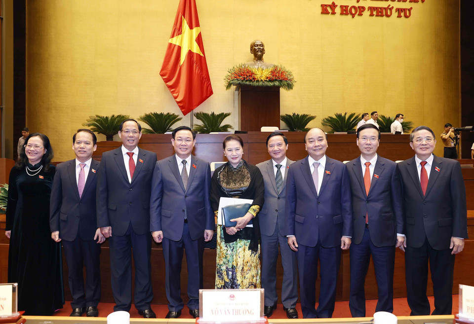 Chủ tịch nước Nguyễn Xuân Phúc, Chủ tịch Quốc hội Vương Đình Huệ, nguyên Chủ tịch Quốc hội Nguyễn Thị Kim Ngân với đại biểu. (Ảnh: Doãn Tấn/TTXVN)