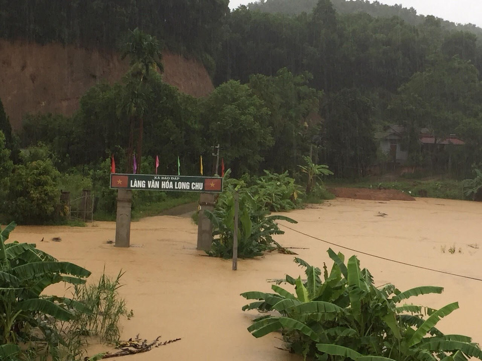  Nước từ sông Hồng dâng cao tràn vào nhiều điểm ở xã Báo Đáp, huyện Trấn Yên (Yên Bái) gây ngập úng nặng. (Ảnh: TTXVN/phát)