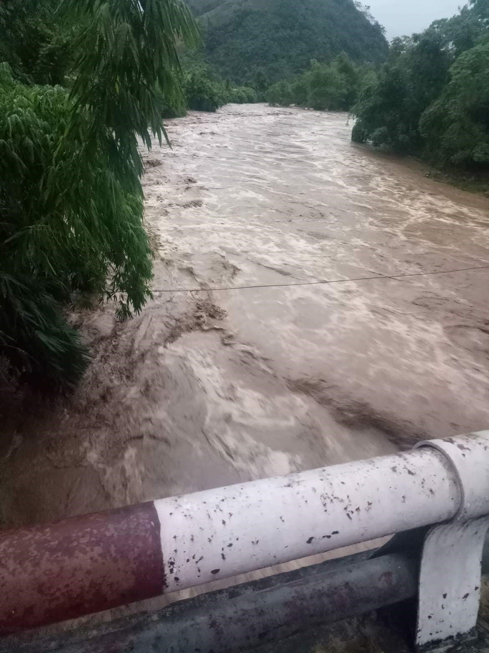 Nước lũ dâng cao trên suối tại Lào Cai. (Ảnh: TTXVN/phát)