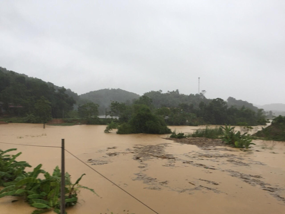  Nước từ sông Hồng dâng cao tràn vào nhiều điểm ở xã Báo Đáp, huyện Trấn Yên (Yên Bái) gây ngập úng nặng. (Ảnh: TTXVN/phát)