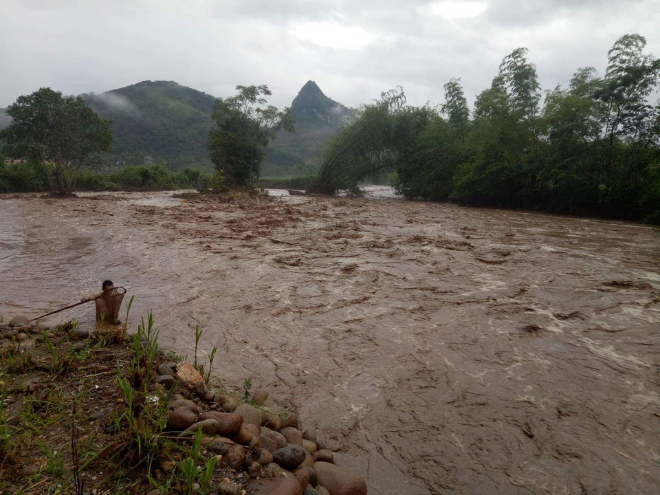 Nước lũ dâng cao trên suối Ngòi Nhù, huyện Văn Bàn, tỉnh Lào Cai. (Ảnh: TTXVN/phát)
