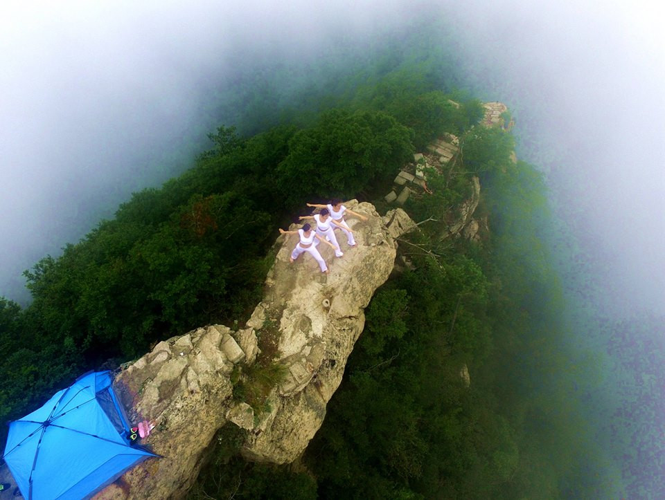 Yoga vốn được coi là một môn thiền, giúp người tập củng cố sức mạnh bên trong cũng như ổn định tinh thần. (Nguồn: CCTV News)