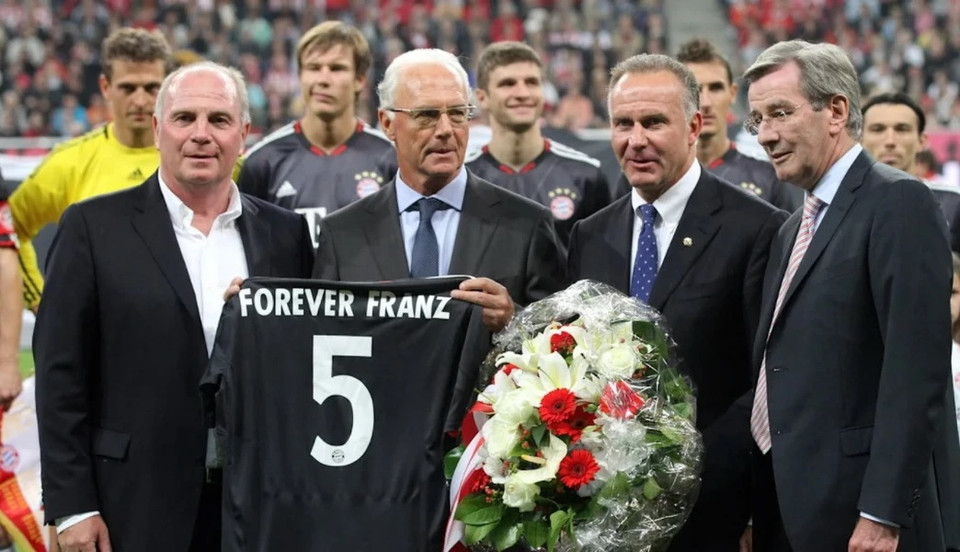 Franz Beckenbauer kết thúc nhiệm kỳ và chuyển giao cho Uli hoeneß, Kaiser đã vinh dự có trận đấu chia tay Bayern và Real Madrid tại Allianz hồi đầu mùa 2010-11. (Nguồn: FcBayern)