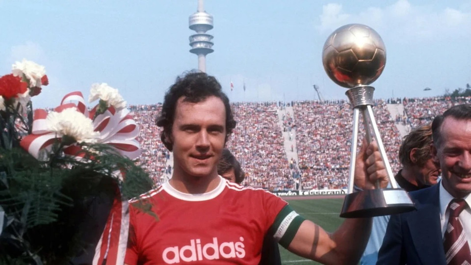 Năm 1976, Franz Beckenbauer lần thứ tư được vinh danh Cầu thủ xuất sắc nhất năm ở Đức - Kỷ lục vô tiền khoáng hậu. (Nguồn: FcBayern)