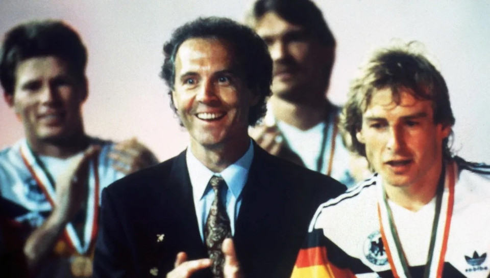 Huyền thoại Franz Beckenbauer dẫn dắt Đội tuyển Đức vô địch World Cup 1990. Đây cũng là lần vô địch thế giới thứ 3 của Đức. (Nguồn: FcBayern)