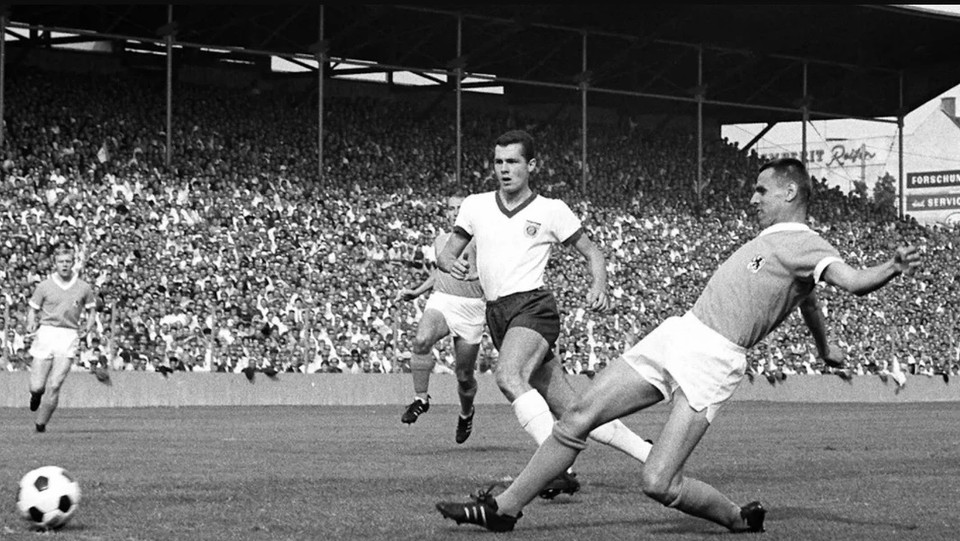 Tháng 8/1965, Franz Beckenbauer có trận đấu đầu tiên tại đấu trường Bundesliga. (Nguồn: FcBayern)