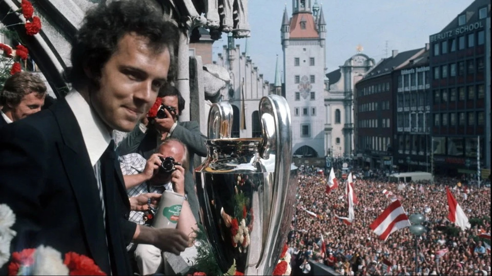 Từ 1974-1976, ông cùng Bayern ba lần liên tiếp vô địch European Cup (tiền thân Champions League). (Nguồn: FcBayern)