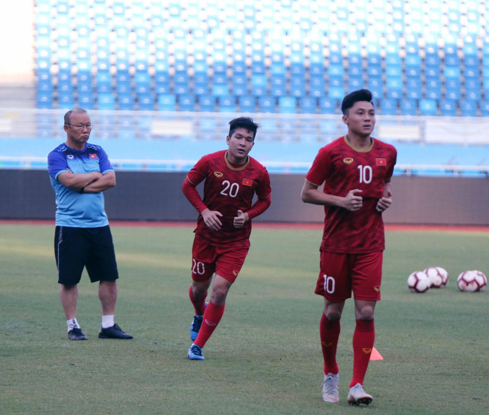 Vị huấn luyện viên người Hàn Quốc chăm chú theo dõi các học trò tập luyện. (Nguồn: VFF)