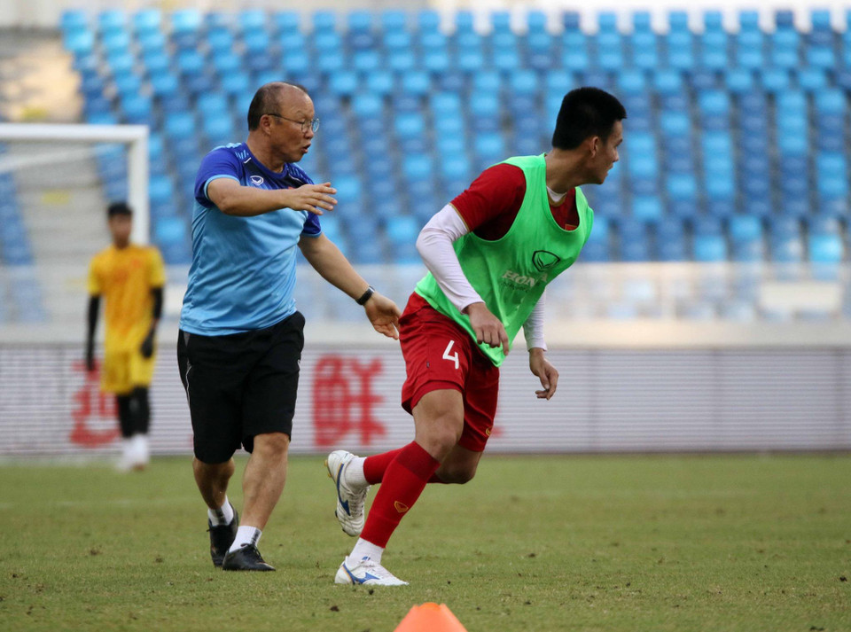 ...truyền đạt ý tưởng chiến thuật và chỉnh nắn kỹ thuật cho học trò ngay trên sân. (Nguồn: VFF)