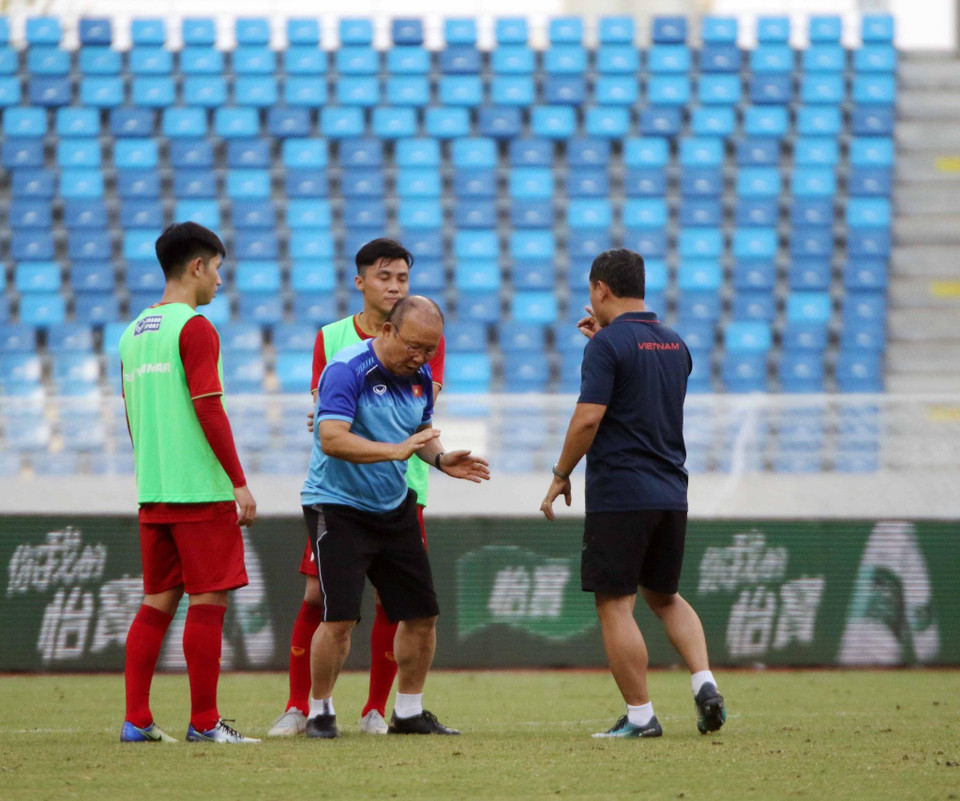 Ông Park Hang-seo chỉ đạo chiến thuật cho các học trò khi thi đấu đối kháng. (Nguồn: VFF)