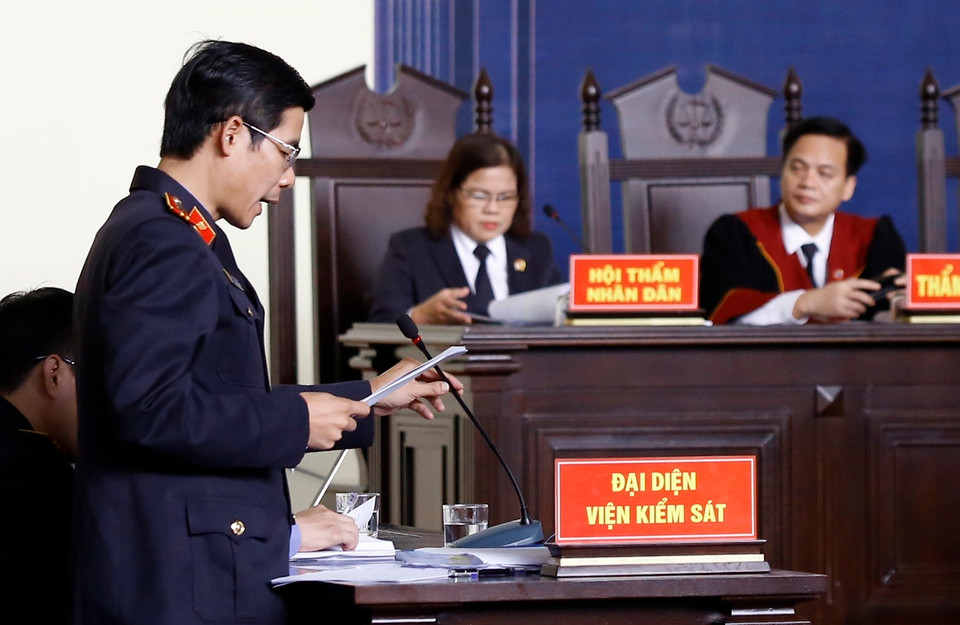 Đại diện Viện kiểm sát nhân dân tỉnh Phú Thọ đọc cáo trạng vụ án. (Ảnh: Trung Kiên/TTXVN)