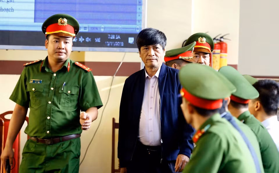 Bị cáo Nguyễn Thanh Hóa được cơ quan chức năng dẫn giải ra tòa. (Ảnh: Trung Kiên/TTXVN)