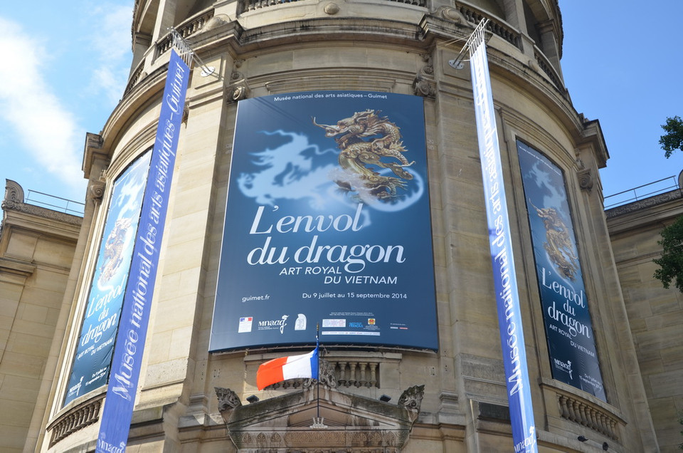Ápphích cỡ lớn giới thiệu triển lãm "Rồng bay" được treo trên cao phía trước Bảo tàng Guimet.
