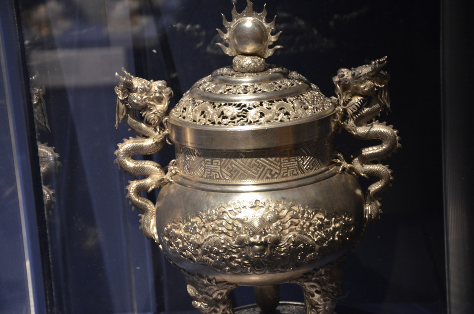 Lư hương có hình rồng trang trí