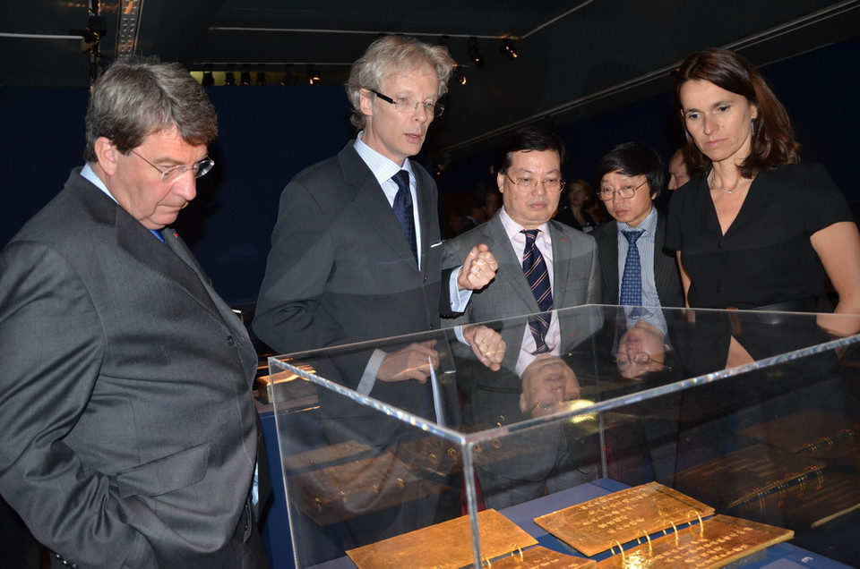  Bộ trưởng Bộ Văn hóa và Truyền thông Pháp Aurrélie Filippetti nghe giới thiệu về kim sách triều Nguyễn