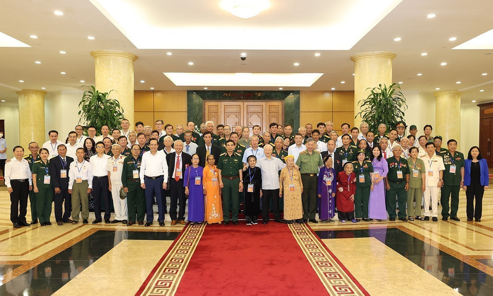 Tổng Bí thư Nguyễn Phú Trọng cùng các đại biểu chụp ảnh chung với người có công tiêu biểu toàn quốc. (Ảnh: Trí Dũng/TTXVN)