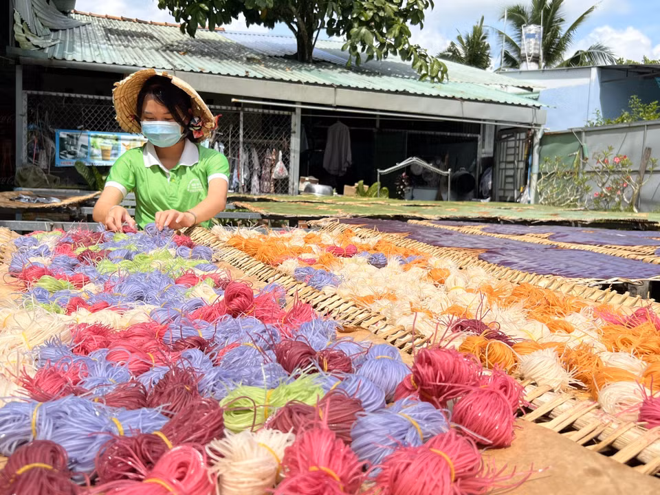 Thay vì những sợi hủ tiếu trắng ngà như truyền thống, lò hủ tiếu Sáu Hoài làm nên hủ tiếu đa sắc từ nguyên liệu tự nhiên, hoàn toàn không sử dụng phẩm màu, hóa chất ở Cần Thơ. 