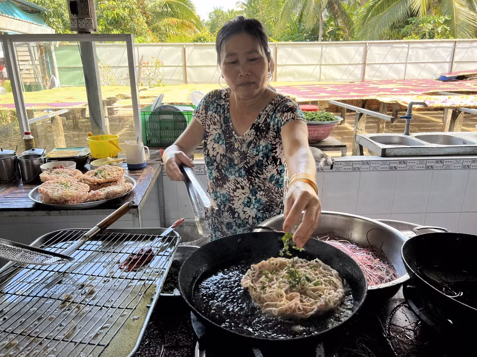 Chế biến các món ăn từ hủ tiếu đa sắc. (Ảnh: TTXVN phát)