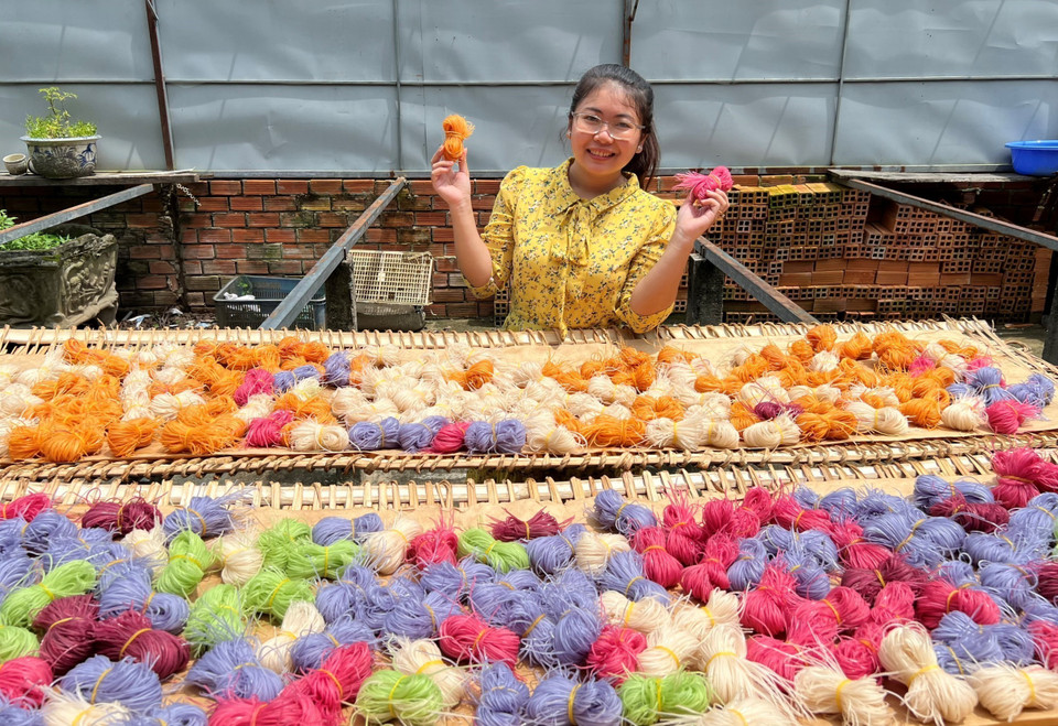 Hủ tiếu màu cam làm từ trái gấc, màu xanh tím từ hoa đậu biếc, màu xanh từ lá dứa, màu tím của lá cẩm, màu hồng tía từ củ dền... làm cho những sợi hủ tiếu thêm ngon và hấp dẫn.
