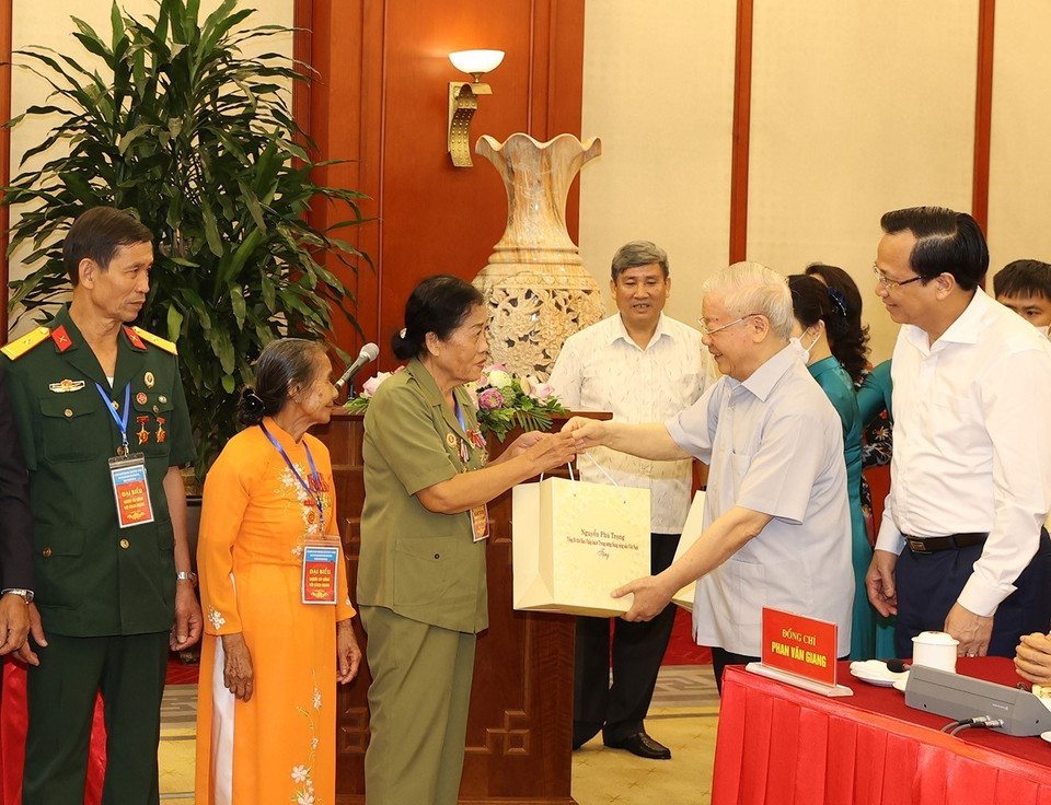Hình ảnh Tổng Bí thư Nguyễn Phú Trọng tặng quà cho người có công tiêu biểu toàn quốc. (Ảnh: Trí Dũng/TTXVN)