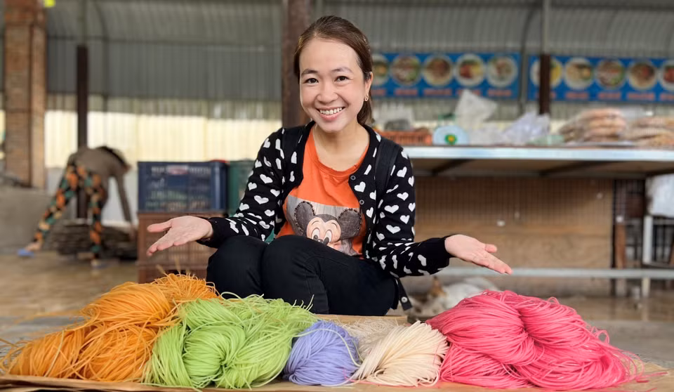 Du khách thích thú trải nghiệm quy trình làm hủ tiếu đa sắc. (Ảnh: TTXVN phát)