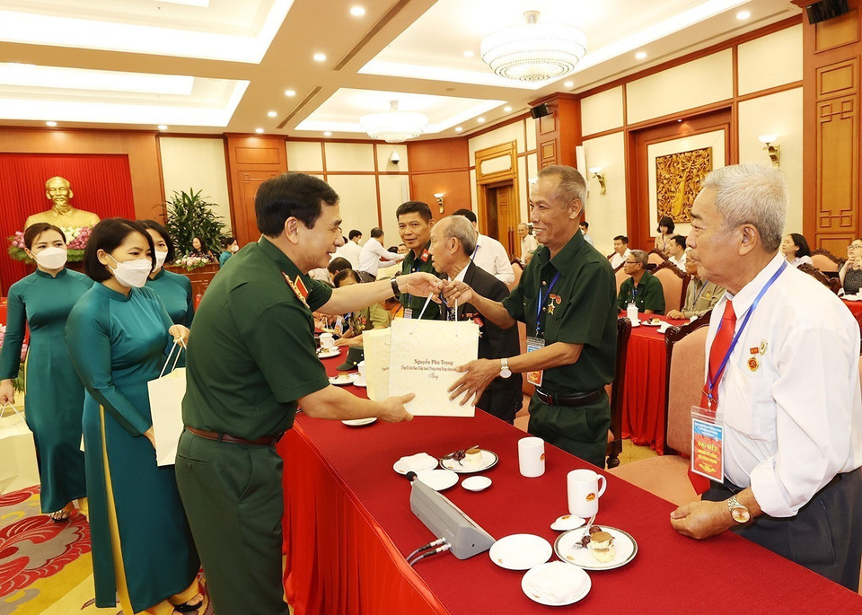 Đại tướng Phan Văn Giang, Bộ trưởng Bộ Quốc phòng tặng quà cho người có công tiêu biểu toàn quốc. (Ảnh: Trí Dũng/TTXVN)