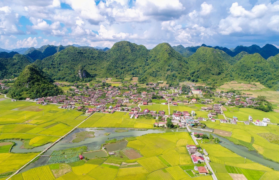Thung lũng Bắc Sơn (huyện Bắc Sơn, tỉnh Lạng Sơn) nằm trọn trong một vùng đất với địa hình bằng phẳng, rộng lớn, khí hậu mát mẻ và đất đai màu mỡ là điều kiện thuận lợi để bà con nơi đây canh tác hai vụ. (Ảnh: Anh Tuấn/TTXVN) 
