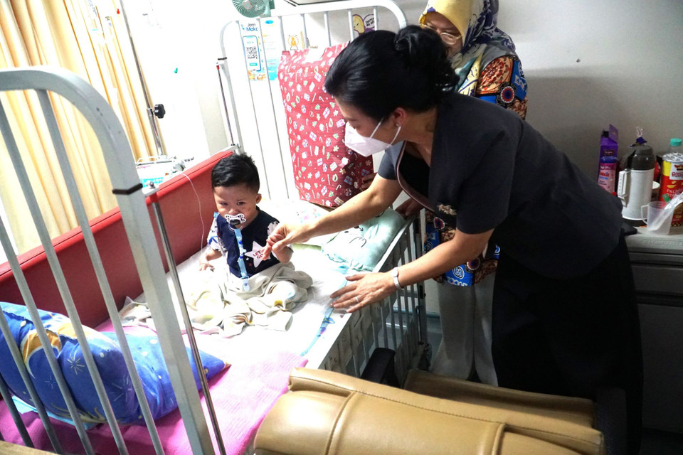 Phu nhân Ngô Phương Ly thăm bệnh nhân tại Khoa nhi thuộc Viện Tim Quốc gia Malaysia. (Ảnh: Hằng Linh/TTXVN)