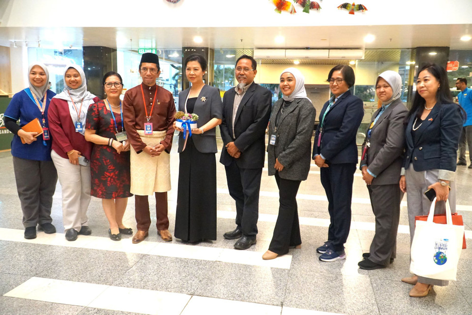 Phu nhân Ngô Phương Ly chụp ảnh cùng các bác sĩ và nhân viên Khoa nhi, Viện Tim Quốc gia Malaysia. (Ảnh: Hằng Linh/TTXVN)