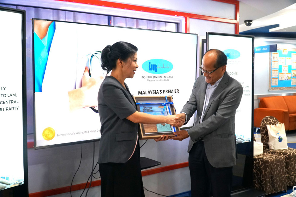 Giáo sư, bác sỹ phẫu thuật tim cao cấp, Dato's Seri Mohd Azhari Yakub tặng quà cho Phu nhân Ngô Phương Ly. (Ảnh: Hằng Linh/TTXVN)