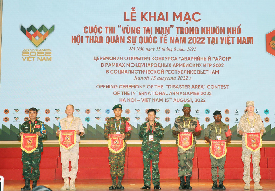 Trung tướng Nguyễn Văn Nghĩa, Phó tổng Tham mưu trưởng QĐND Việt Nam, Trưởng ban tổ chức Cuộc thi “Vùng tai nạn” trong khuôn khổ Army Games 2022 trao Cờ lưu niệm cho các đội tham gia cuộc thi. (Ảnh: TTXVN phát)