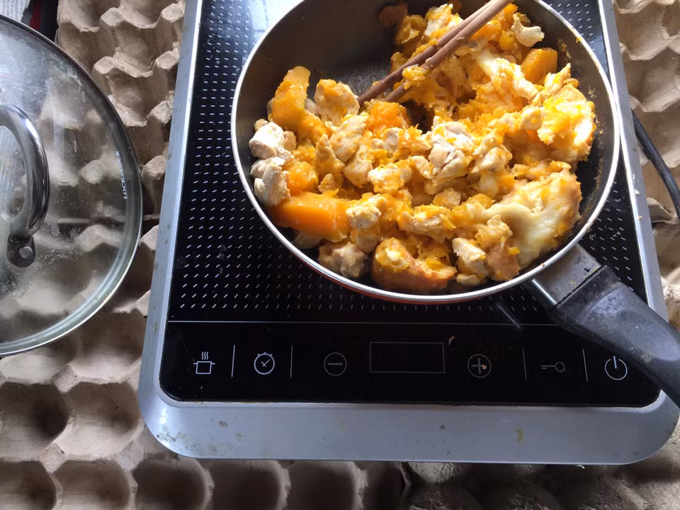 Khi nhà có tiệc hoặc cần rán nấu khối lượng lớn, lót những chiếc khay giấy quanh khu vực bếp sẽ giúp việc dọn dẹp dễ dàng hơn. Những lỗ tròn trên mặt khay còn giúp hứng nước tràn từ bếp, nước đọng từ vung nồi rất hiệu quả. (Nguồn: Vietnam+)
