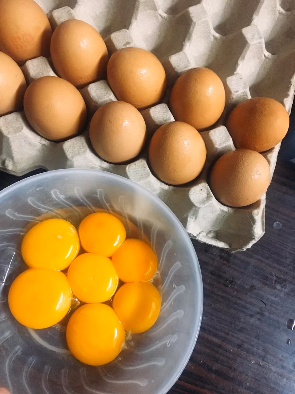 Với những người làm bánh, đôi lúc họ phải đập hàng chục quả trứng. Chiếc khay giấy nhỏ vừa giúp cố định trứng trên bàn không lăn vỡ, vừa giúp kiểm soát số lượng trứng ngay từ đầu tránh nhầm lẫn. (Nguồn: Vietnam+)