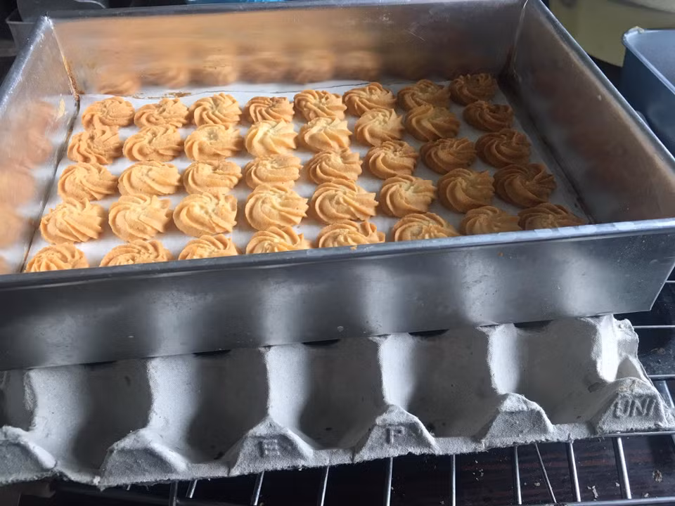 Khay giấy với độ dầy và cứng cáp hợp lý sẽ trở thành đệm lót cho những khay, nồi còn nóng bỏng sau khi nấu nướng. (Nguồn: Vietnam+)