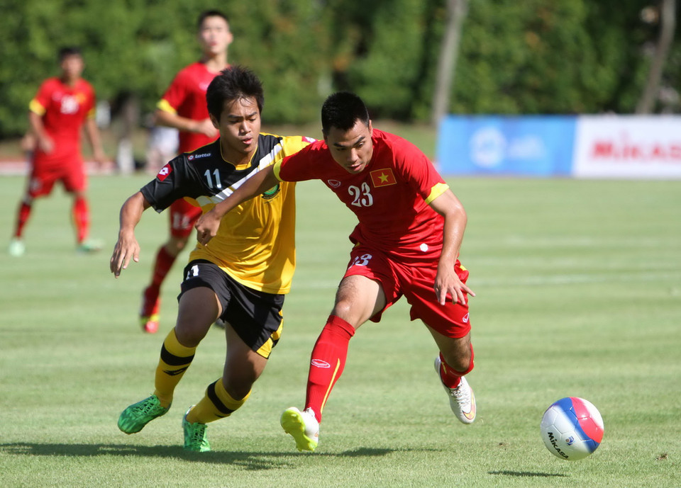 Đức Huy tranh bóng với 1 cầu thủ Brunei. (Ảnh: Quốc Khánh/TTXVN)