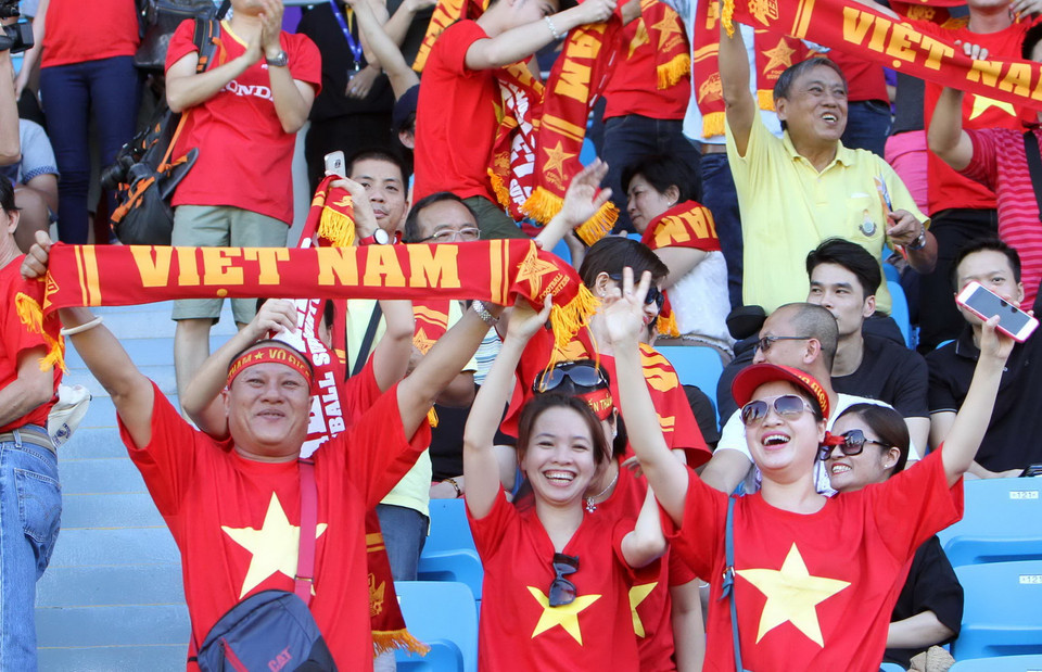 Người hâm mộ Việt Nam có mặt trên sân Bishan. (Ảnh: Quốc Khánh/TTXVN)